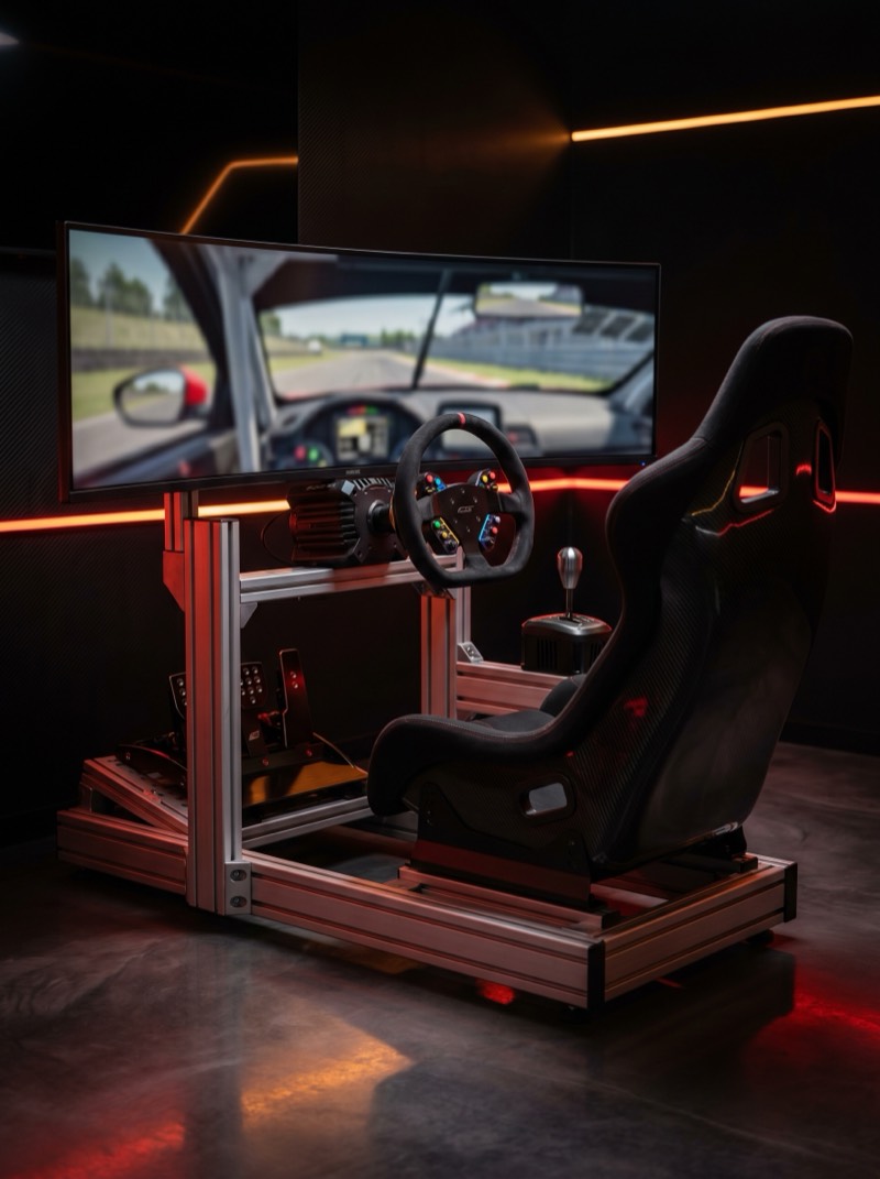 APEX GT3 симрейсинг кокпит с кръгъл волан, H-кутия и извит UltraWide монитор, осветен в червено
